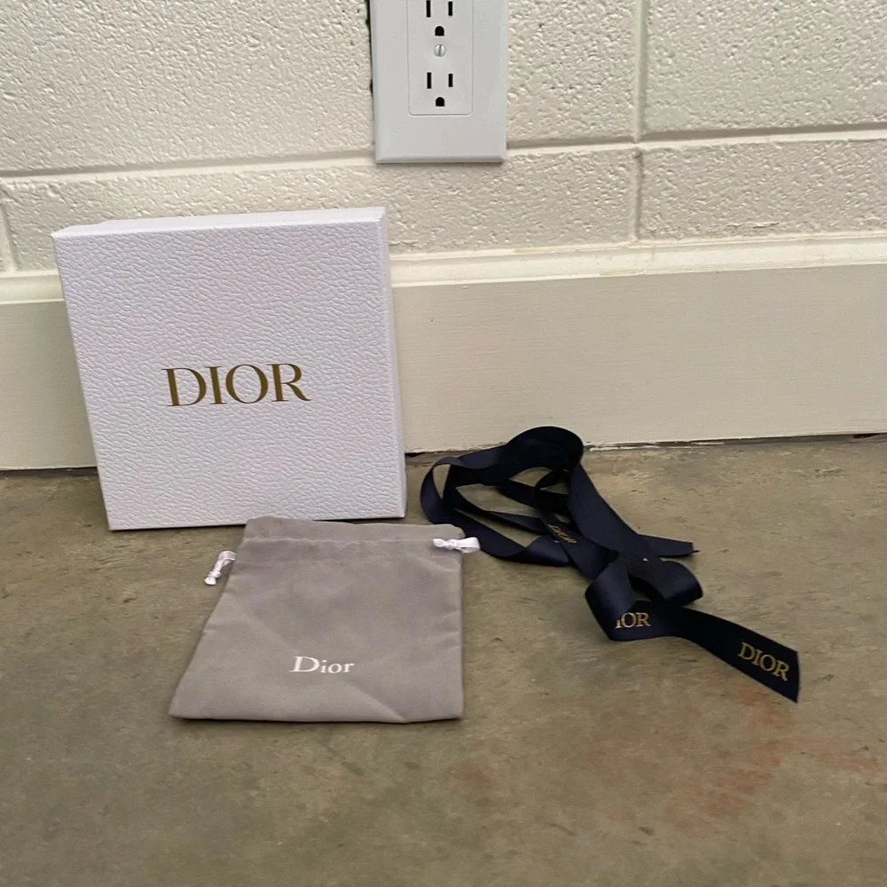 Collection of EMPTY boxes, bags, and ribbons from luxury designers. - Picture 3 of 10